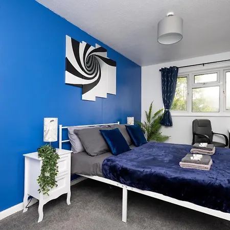 6 Guests - 10min Centre *