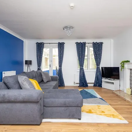 6 Guests - 10min Centre *